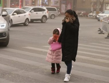 Σφοδρή αμμοθύελλα στην κινεζική πόλη Zhangye (βίντεο)